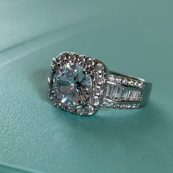 COPY - NEW 18k White Gold Radiant & Baguette Wedding Ring, cute Ring, shiny Ring - Picture 2 of 4